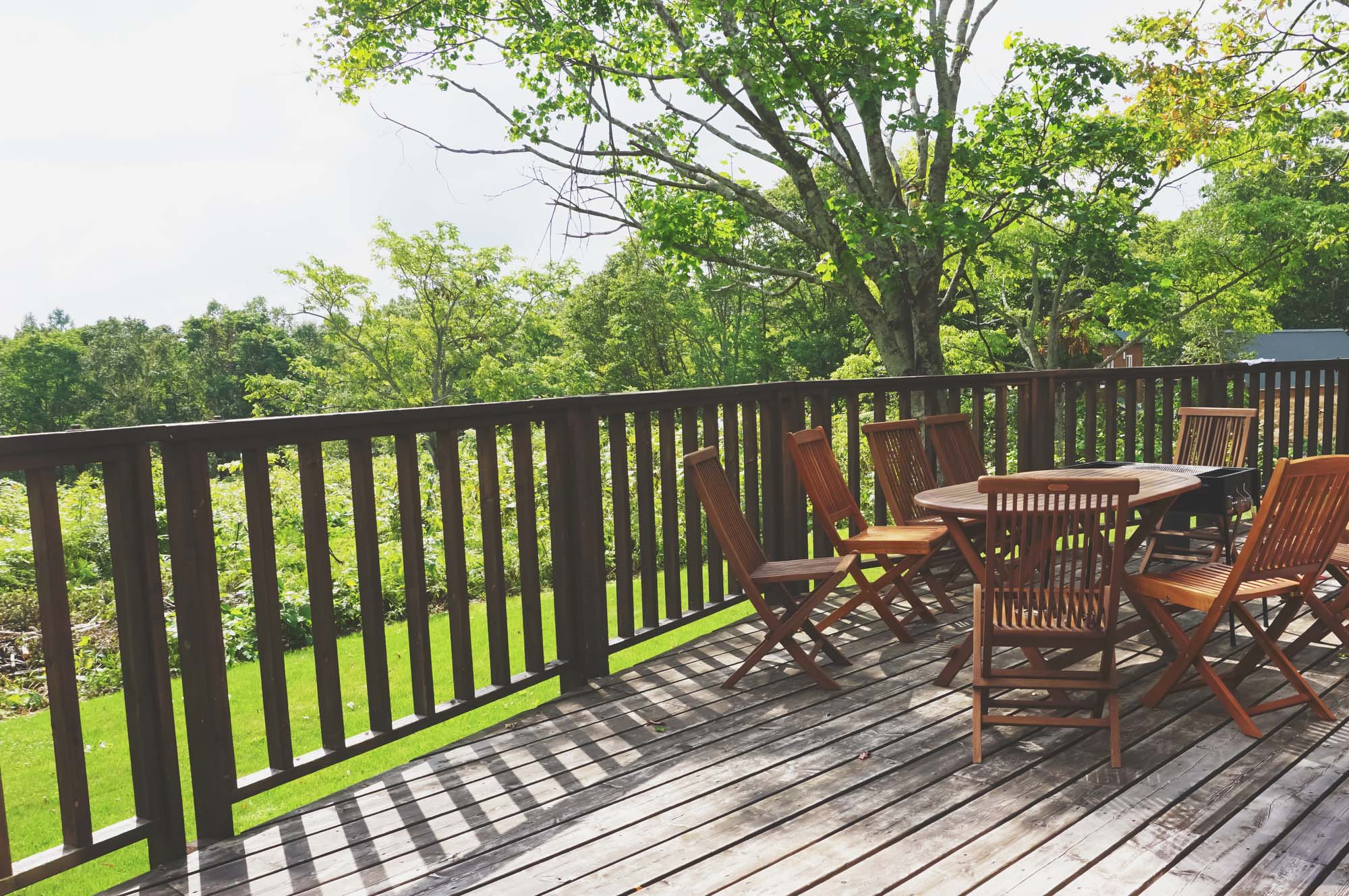 wood-deck-handrail