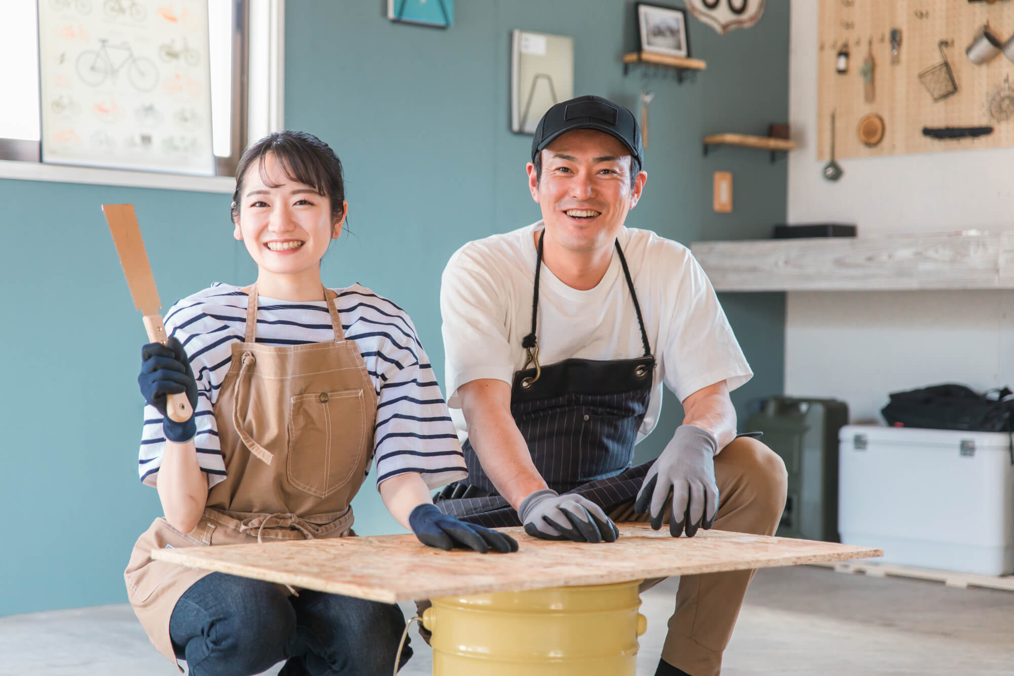 ウッドデッキのDIYをする男女