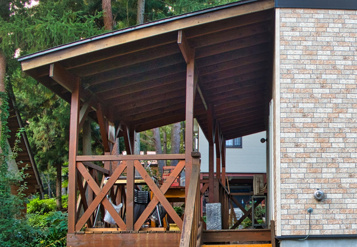 屋根付きウッドデッキとは 屋根なしデッキとの違いと、できることの幅広さ