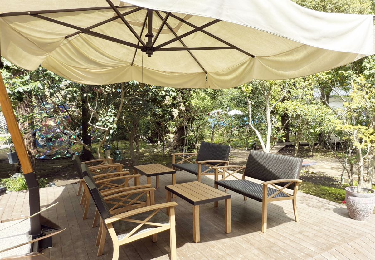 施設での屋根付きウッドデッキ利用