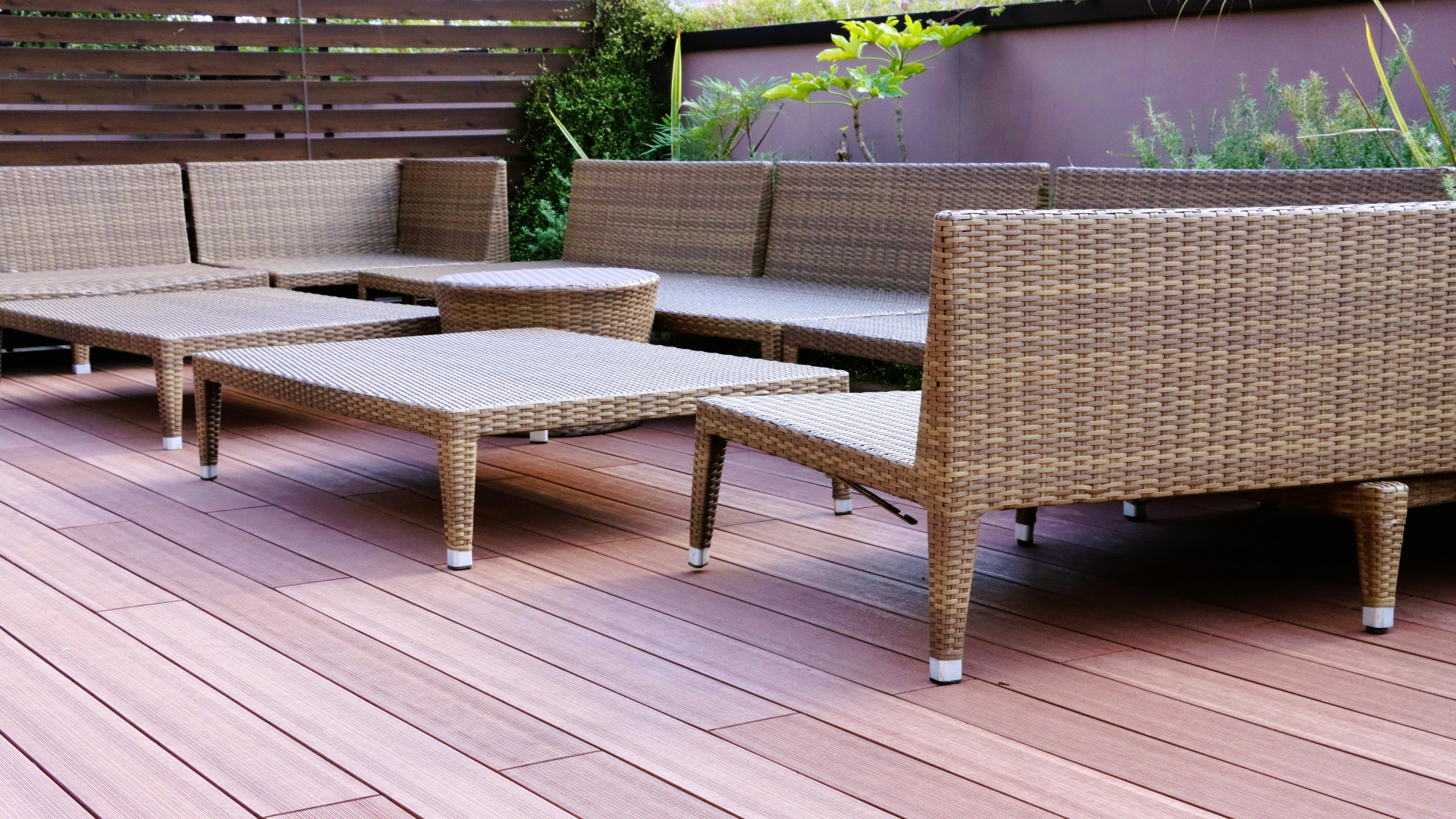 人工木ウッドデッキの用途別活用シーン 施設・業種ごとに異なる使われ方をご紹介